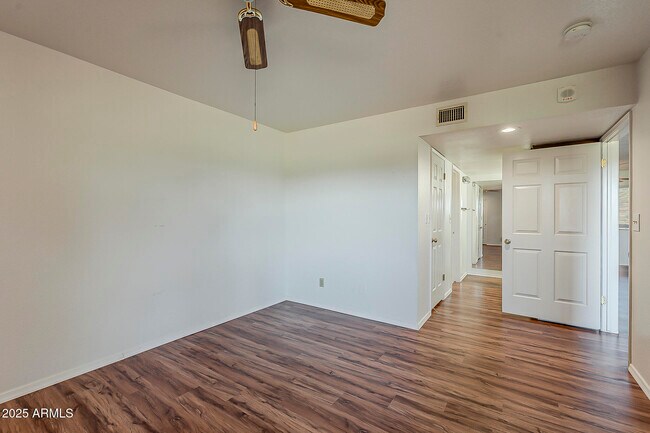 Building Photo - 4303 E Cactus Rd