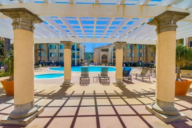 Building Photo - 550 Camino De La Reina