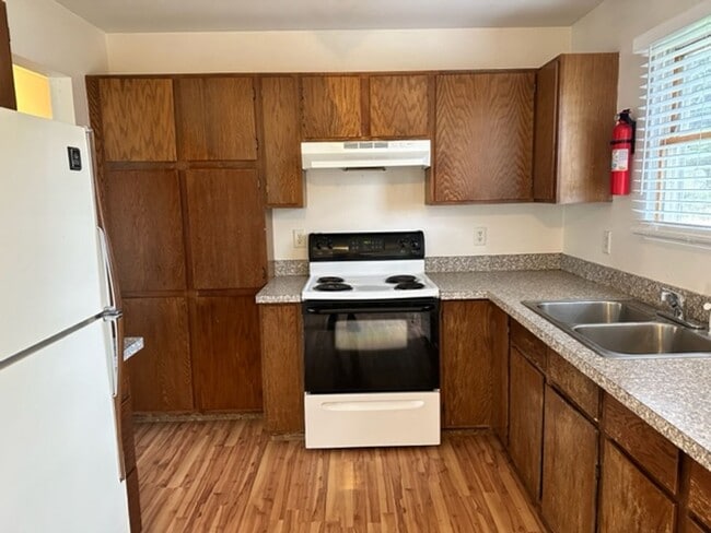 Building Photo - Spacious 6BD 2BA House