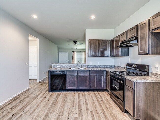 Building Photo - Cute home in Mustang schools + 3 bedrooms + 2 bathrooms