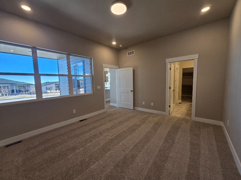 Building Photo - 9404 Roseate Vw