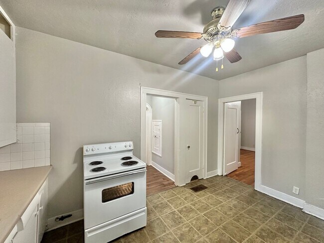 Building Photo - College Ave Triplex