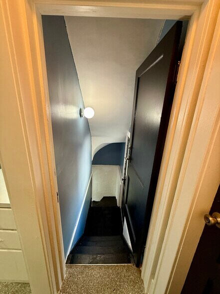 hallway leading to basement - 1005 Kellogg Ave