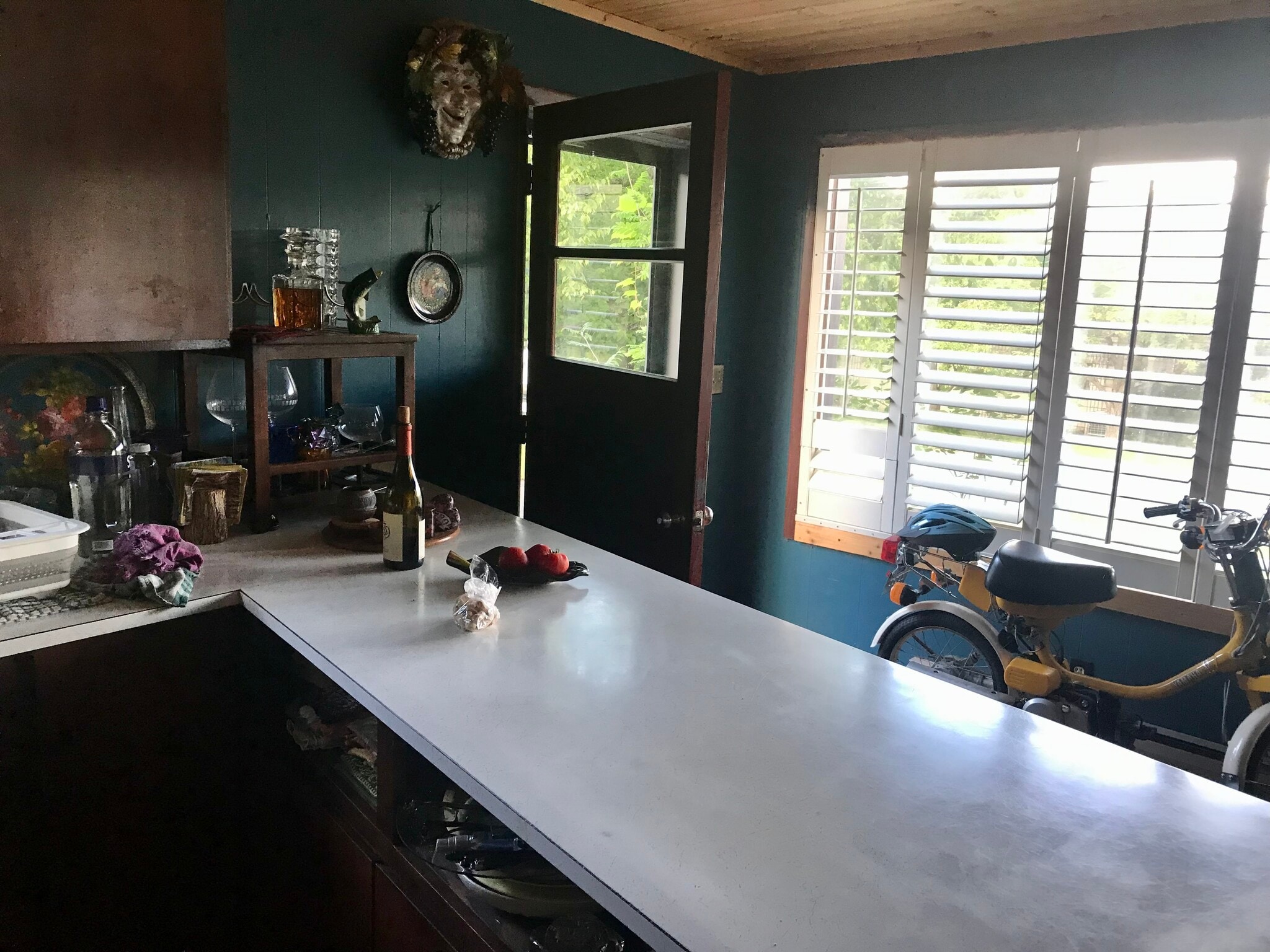 Kitchen bar seats 4 - 202 Division St S