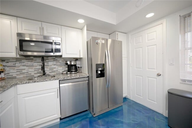Building Photo - 1551 NE Miami Gardens Dr