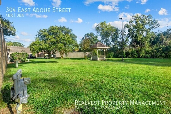 Building Photo - 304 E Adoue St