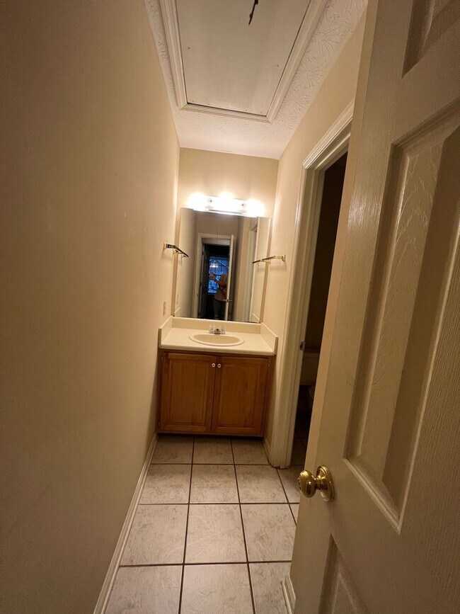 Building Photo - Duplex Close To Campus!