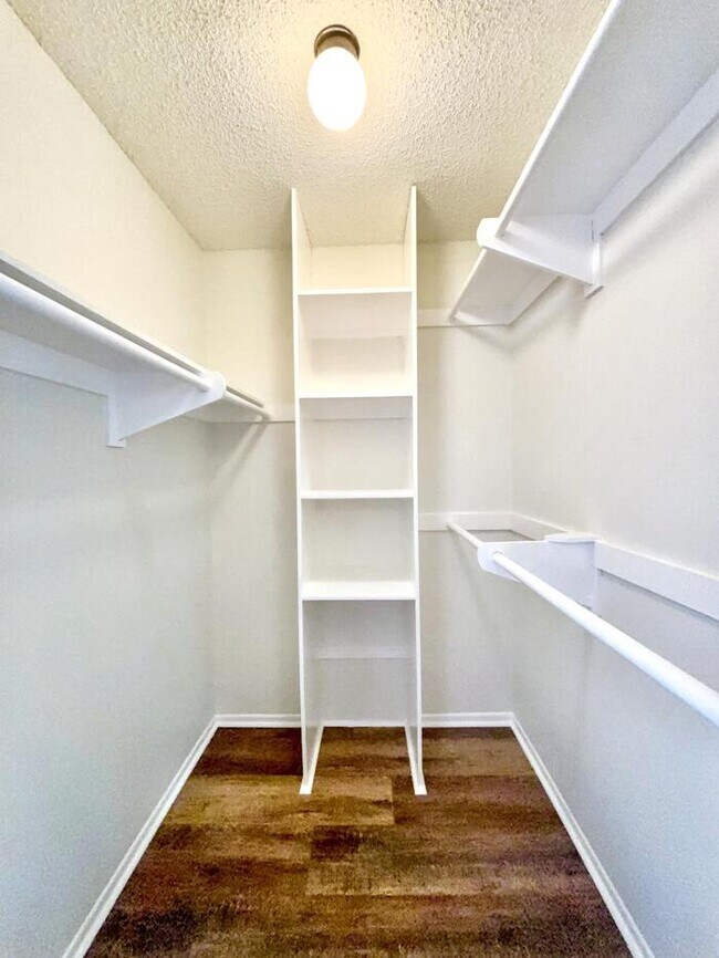 Building Photo - Lovely 2-Bed, 2-Bath Condo with Great Loca...