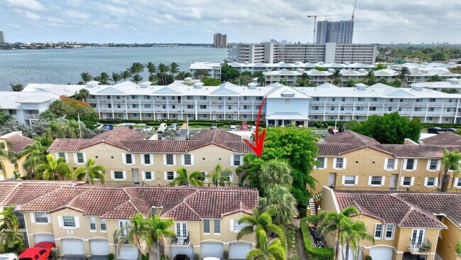 Building Photo - 1050 Lake Shore Dr