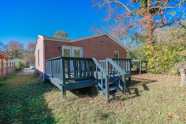 Building Photo - Brick Ranch Available in Hampton!