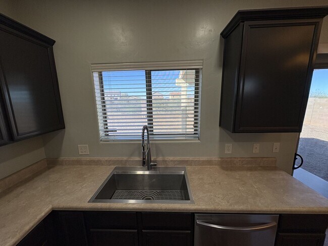 Building Photo - Move in ready Vail School District