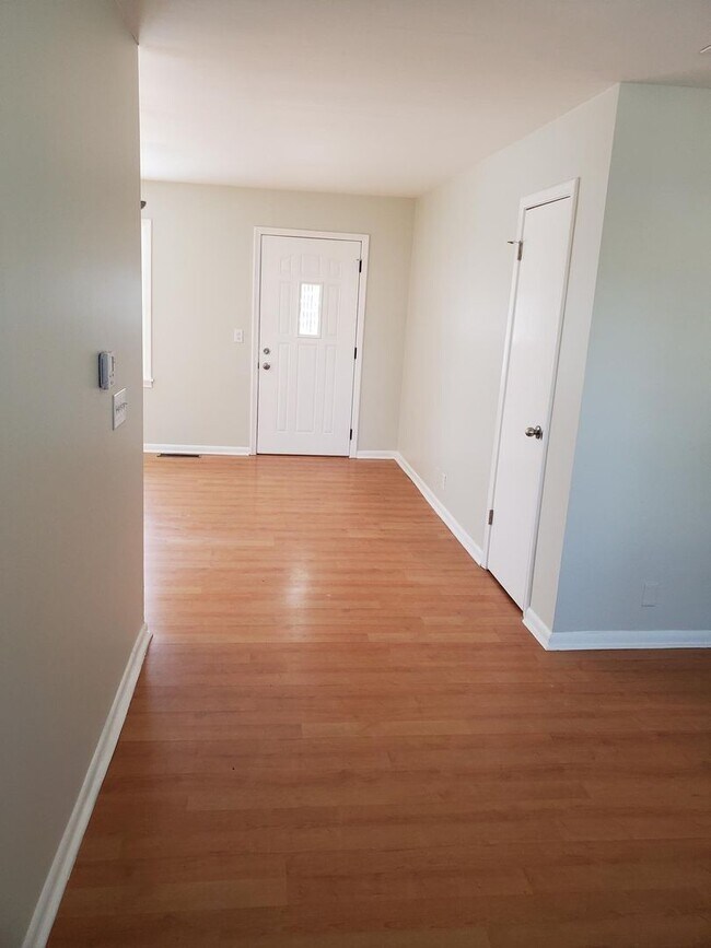 Building Photo - Like New 3 bedroom 1.5 bath  Ranch Near Kellogg and Rock