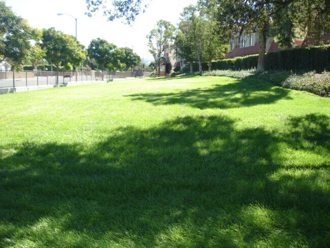 Building Photo - Spacious 3-Bedroom Townhome with Community...