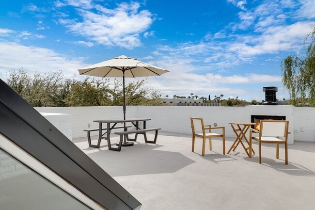 Building Photo - Mid-century modern home in Arcadia with pr...