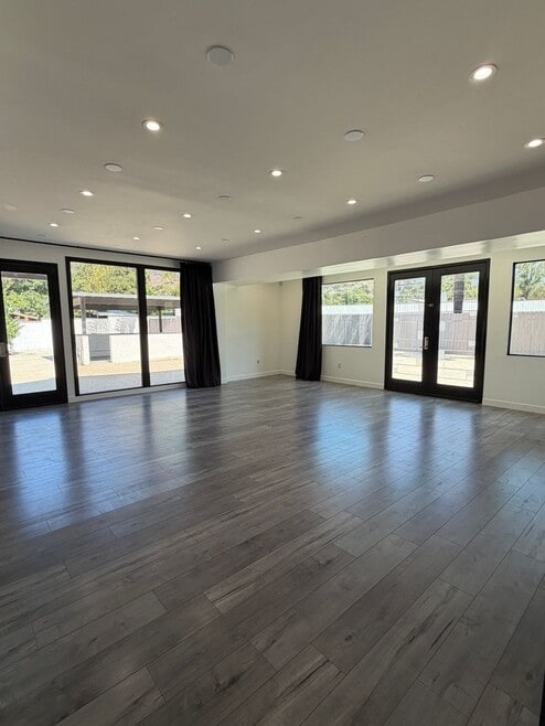 Building Photo - 9040 Wildwood Ave
