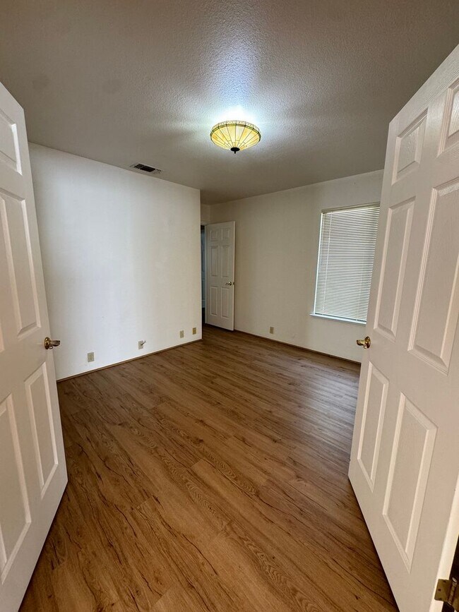 Building Photo - Not your ordinary rental! Pool! Kitchen ai...