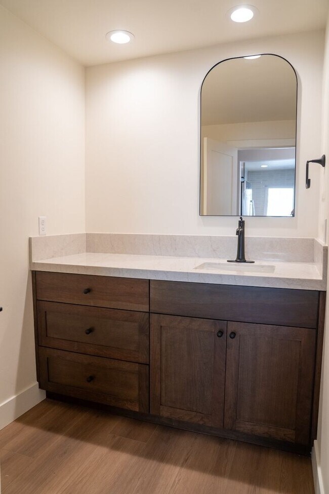 Building Photo - Completely Remodeled 3br Townhome in UTC