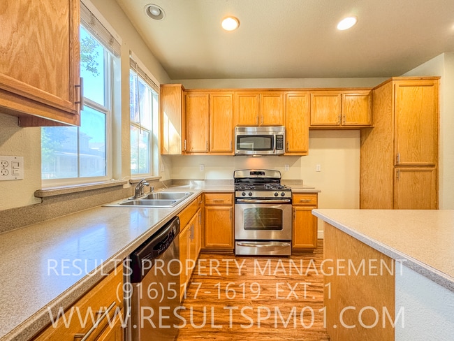 Building Photo - 3 bedroom Lincoln Home in Gated Community