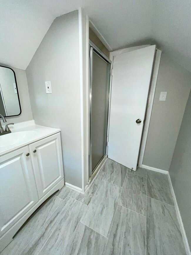 Building Photo - Updated 4-Bedroom Bungalow with Modern Kit...