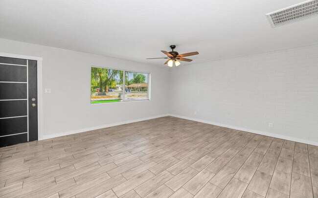 Building Photo - Remodeled 1BR with Private Yard + $400 Gift Card – Move In Today