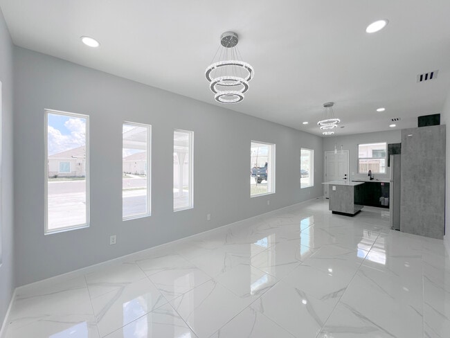 Building Photo - 829 N Woodson Ave