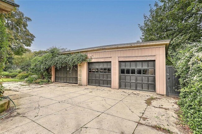 Building Photo - 26 Larch St