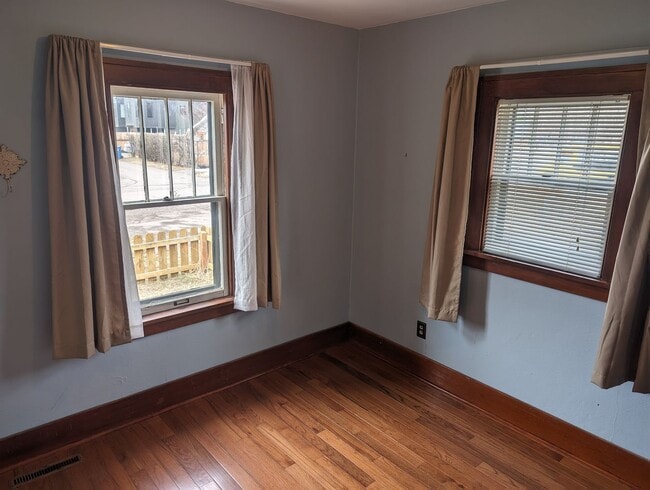 Building Photo - Cozy, Pet Friendly Northside Home