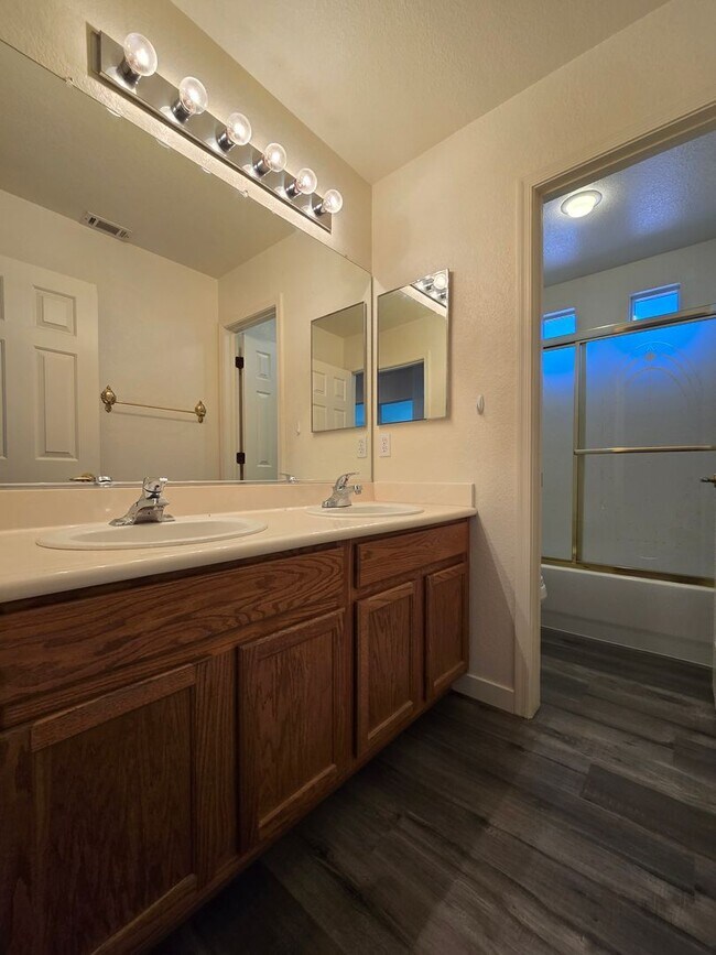 Building Photo - A Fabulous 3 Bedroom Home in Seven Hills