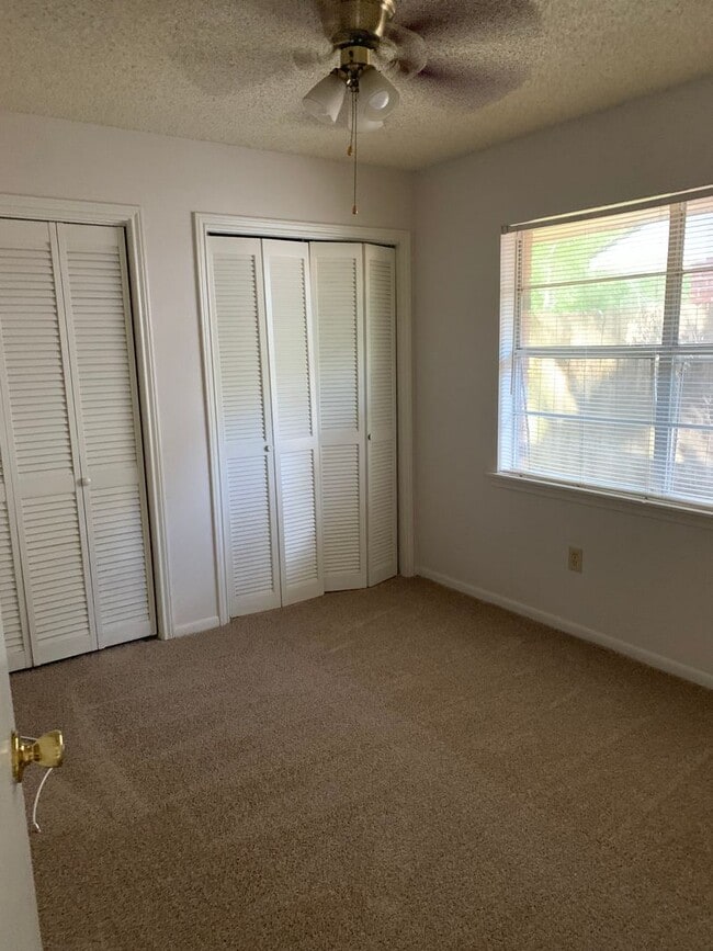 Building Photo - Great yard for entertaining....