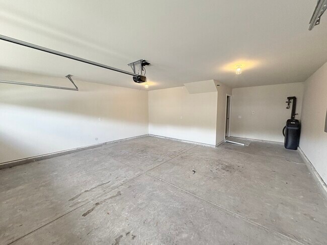 Building Photo - 676 Scarlet Baby Dr