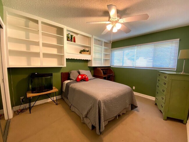 Building Photo - 3 bed 2 1/2 bath home single story home in Woodland Hills!
