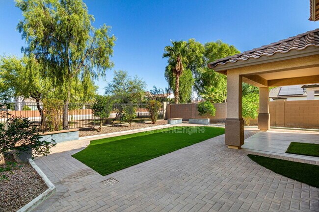 Building Photo - 904 E Euclid Ave