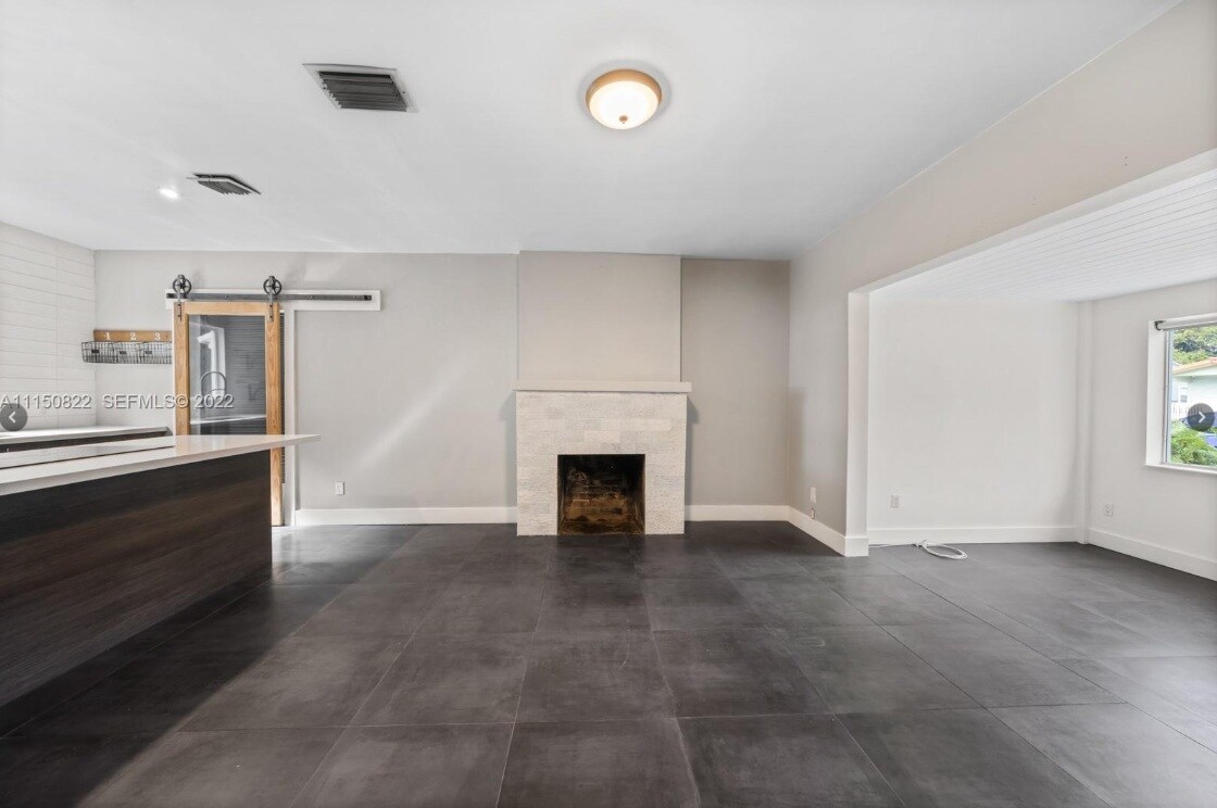 Building Photo - 546 NW 50th St