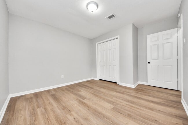 Building Photo - 710 Canary Cir