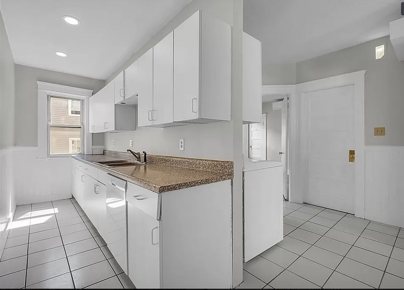 Primary Photo - 64 Hamilton St