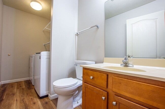 Building Photo - Extremely Spacious 3 Bedroom / 2.5 Bath Home in Bellevue!