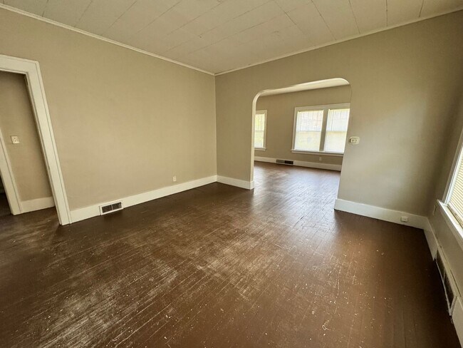 Building Photo - 2 bedroom 1 bath home in Rock Island