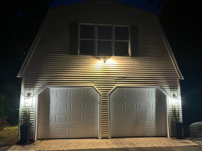Building Photo - 485 Pine Rd