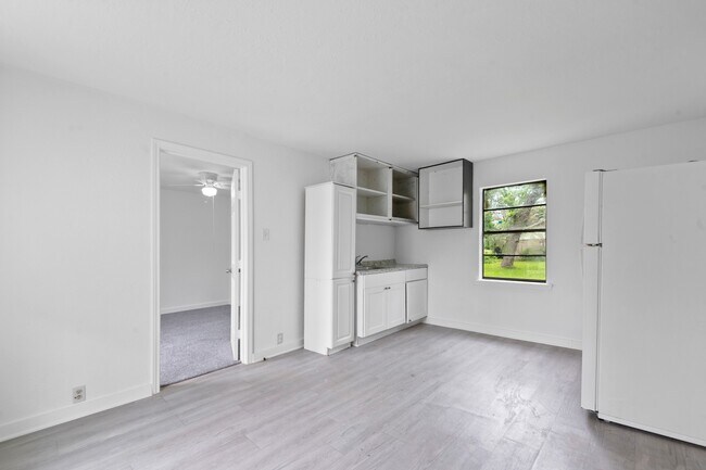 Primary Photo - 806 E Emily Ave