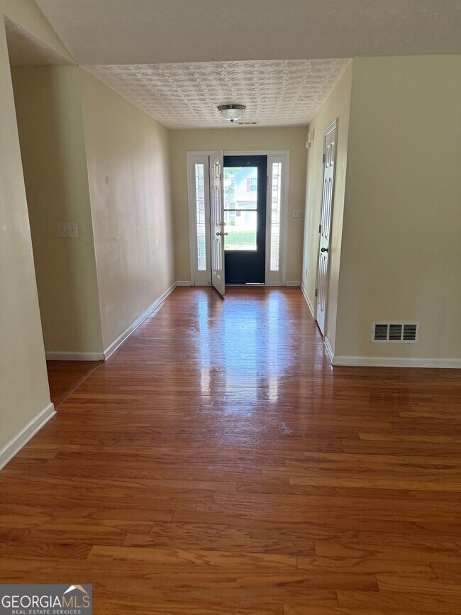 Building Photo - 1605 Tusk Trail NE