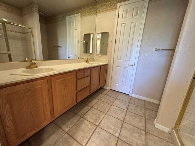 Building Photo - GATED COMMUNITY - TOP FLOOR CONDO WITH BALCONY IN SUMMERLIN