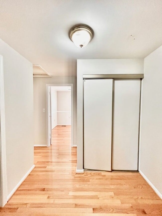 Building Photo - Spacious and bright 3BR/2.5BA townhouse with enclosed back patio