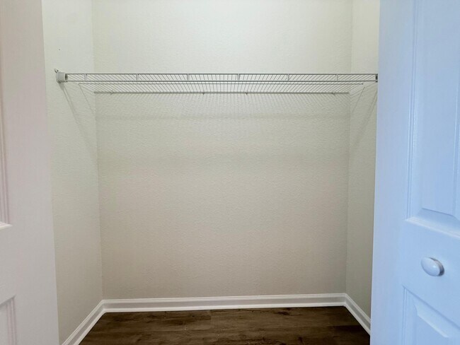 Building Photo - 425 Greenwich Cir