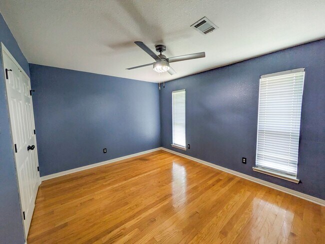 Building Photo - 7647 Rosewood Dr