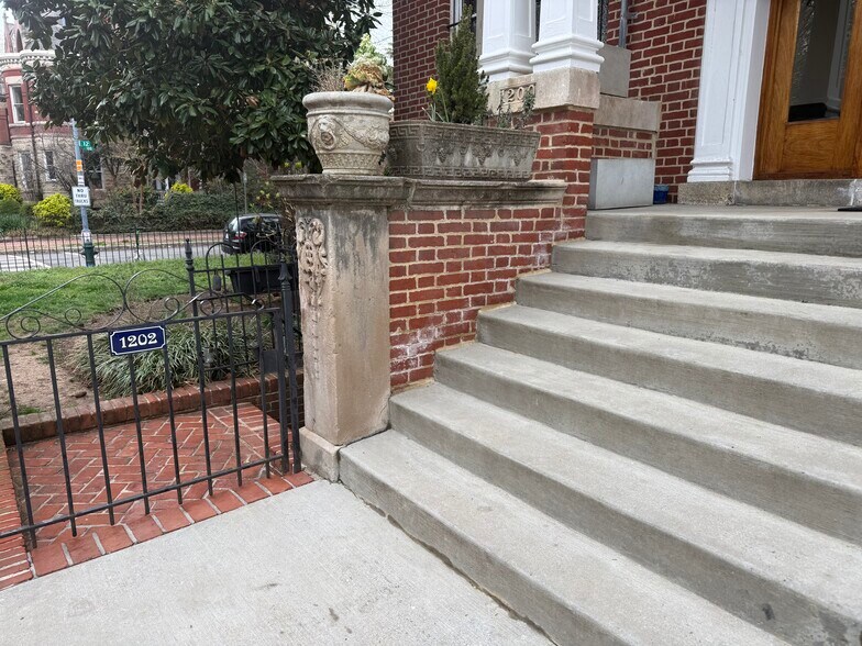 Building Photo - 1202 E Capitol St NE