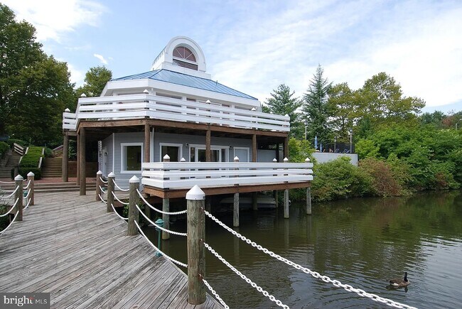 Building Photo - 7602 Lakeside Village Dr