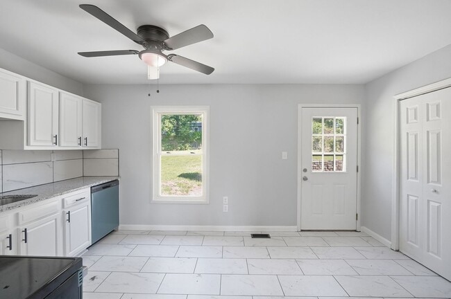 Building Photo - Newly Renovated Three Bed available to rent with move-in special!