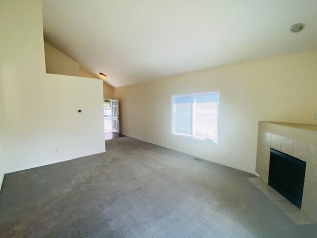 Building Photo - Charming and Spacious Home