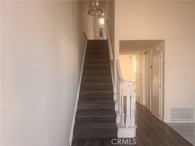 Building Photo - 202 S Barbara Way