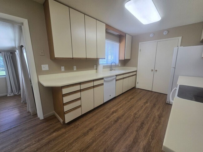 Building Photo - Rural 3 Bedroom Home in Fort Collins with Attached Garage and HUGE Yard Now Available! NO HOA!